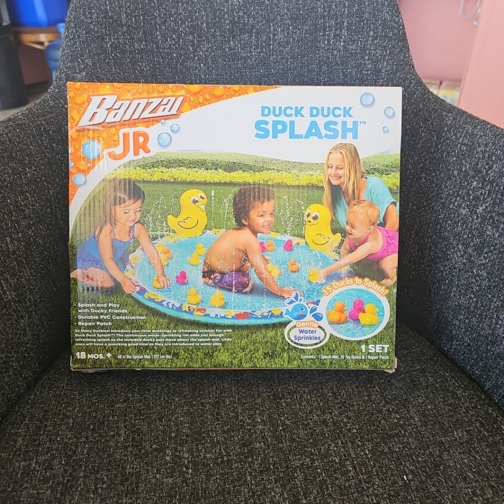 NIB Banzai Jr Duck Duck Splash Mat Pad Gentle water Sprinkles 18 Mos. +